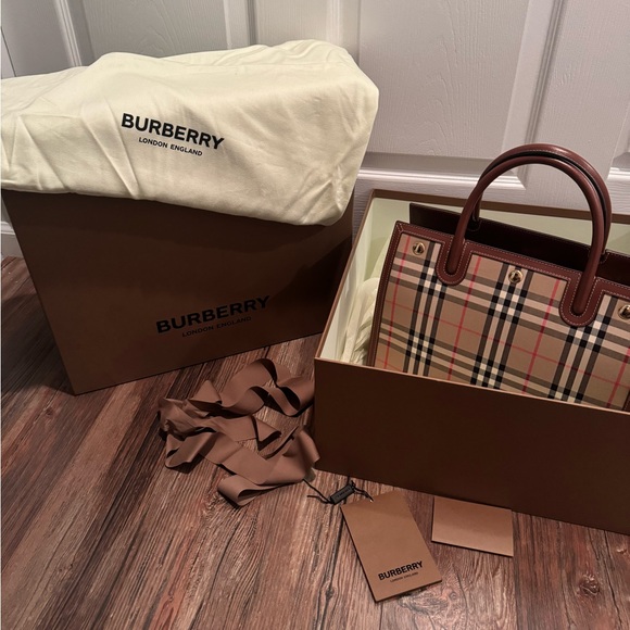 BURBERRY Small Vintage Check Two-handle Title Bag in Archive Beige - NEVER USED - Picture 2 of 13